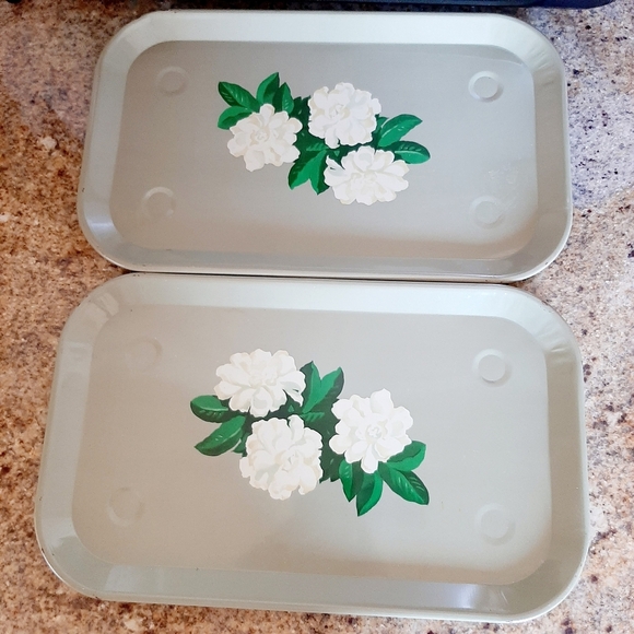 VTG METAL TRAYS AND PLATES - Picture 3 of 11